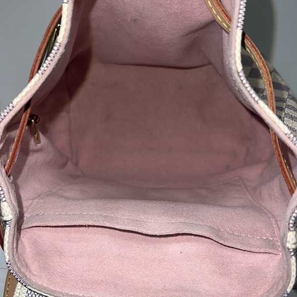 Louis Vuitton - Picture 5 of 7